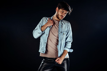 Obraz premium Fashion man posing in studio