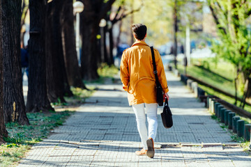Obraz premium Urban businessman with briefcase walking in the park