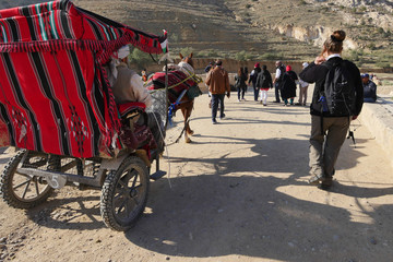 Obraz premium Auf dem Weg zum Schatzhaus in Petra durch den Siq