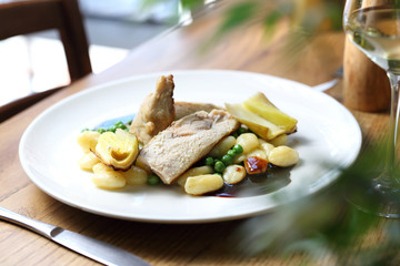 Chicken meat stuffed with gorgonzola, served with leek fried in butter, dumplings, green peas and wine sauce.