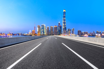 Fototapeta premium Highway road and skyline of modern urban buildings in Shanghai