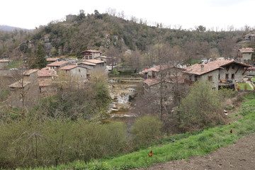 Fototapeta na wymiar Panoramica del pueblo medieval de Rupit, en Osona, Cataluña