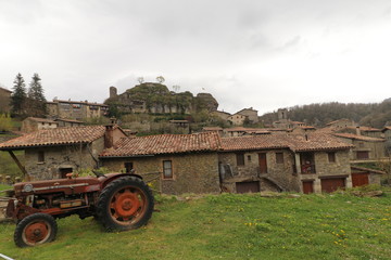 Fototapeta na wymiar Panoramica del pueblo medieval de Rupit, en Osona, Cataluña