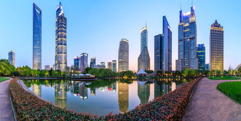 Paysage d& 39 immeubles de bureaux commerciaux modernes de Shanghai la nuit