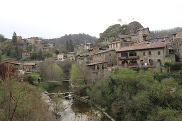 Fototapeta premium Panoramica del pueblo medieval de Rupit, en Osona, Cataluña