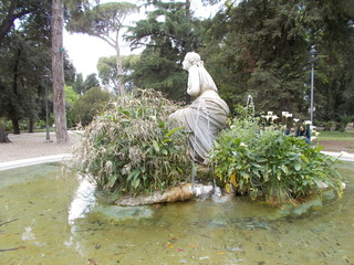  Rzeźba kobiety z dzieckiem. Villa Borghese Gardens. Roma, Italia © Jola i Darek 