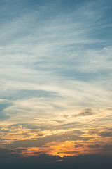 Obraz premium sunlight through cloud on dramatic sunset sky