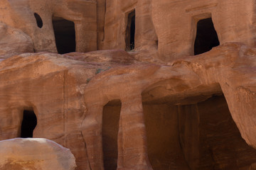 Häuser oder Gräber mit Details der Architektur in Petra Jordanien