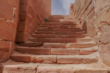 Treppn und Säulen in Petra Jordanien