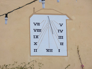 Tradicional reloj de sol de una masía catalana