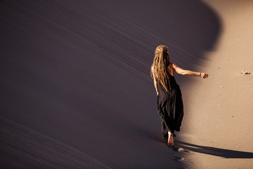 Fototapeta na wymiar Beautiful woman in desert