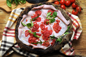 Pizza al carbone vegetale 617_6961 - obrazy, fototapety, plakaty