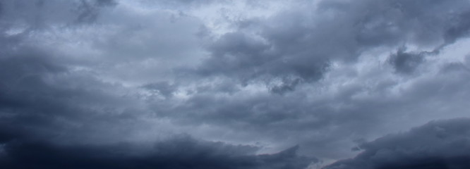 Obraz premium Bedrohliche dunkle Gewitterwolken am Himmel 