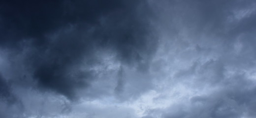 Naklejka na ściany i meble Düstere dunkle Wolken am Himmel - Gewitterfront - Schlechtwetterfront