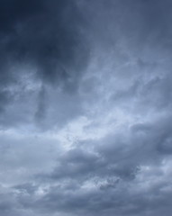 Düstere dunkle Wolken am Himmel - Gewitterfront - Schlechtwetterfront