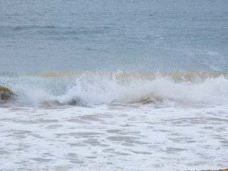 Fototapeta premium Olas llegando a la arena de la playa en un día de tormenta primaveral