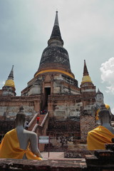 Fototapeta na wymiar 巨大な仏塔　タイの歴史上最大の王朝アユタヤ　世界遺産　タイ王国　アユタヤの人気寺院「ワット・ヤイチャイモンコン」。高さ約72メートルの仏塔は、遠くからも見えるアユタヤのランドマーク的存在