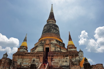 Fototapeta premium 巨大な仏塔 タイの歴史上最大の王朝アユタヤ 世界遺産 タイ王国 アユタヤの人気寺院「ワット・ヤイチャイモンコン」。高さ約72メートルの仏塔は、遠くからも見えるアユタヤのランドマーク的存在