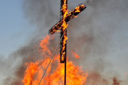 Osterfeuer, ein brennedes Kreuz wird zu Ostern entzündet