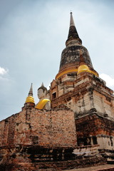 Fototapeta na wymiar タイの歴史上最大の王朝アユタヤ　世界遺産　タイ王国　アユタヤの人気寺院「ワット・ヤイチャイモンコン」。高さ約72メートルの仏塔は、遠くからも見えるアユタヤのランドマーク的存在