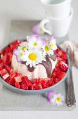 Erdbeer-Vanilleeis-Törtchen mit Erdbeersalat