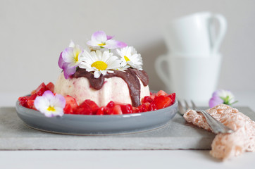 Erdbeer-Vanilleeis-Törtchen mit Erdbeersalat