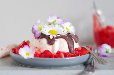 Erdbeer-Vanilleeis-Törtchen mit Erdbeersalat