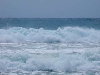 Grandes olas esperando surfistas para que las cabalguen