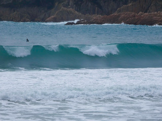 Grandes olas esperando surfistas para que las cabalguen