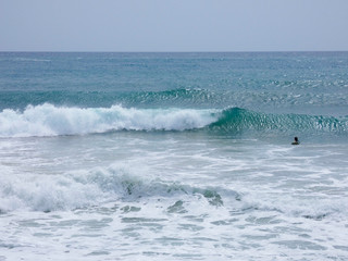 Grandes olas esperando surfistas para que las cabalguen