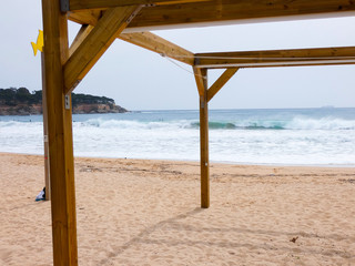 Estructura de madera en la playa