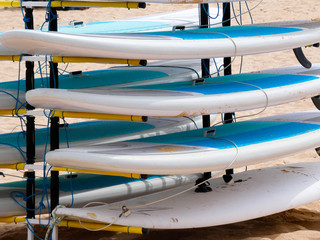 Tablas de Surf en la arena de la playa.
