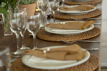 decoration for table, interior decoration, plates, decoration, dinner, food, cutlery, restaurant and Glasses