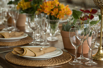 decoration for table, interior decoration, plates, decoration, dinner, food, cutlery, restaurant and Glasses