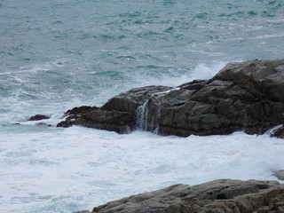 Olas estrellándose contra las rocas y generando espuma