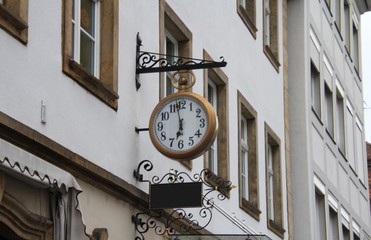 Fototapeta na wymiar City clock on a cast metal bracket