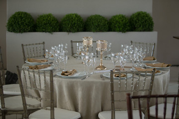 decoration for table, interior decoration, plates, decoration, dinner, food, cutlery, restaurant and Glasses