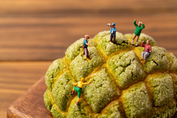 ミニチュアストーリー パンの山に登る人たち