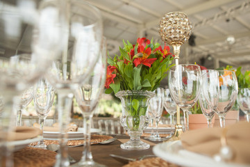 decoration for table, interior decoration, plates, decoration, dinner, food, cutlery, restaurant and Glasses