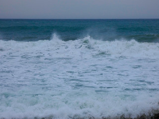 Olas llegando con fuerza a la costa, debido a una tormenta.