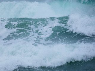 Olas llegando con fuerza a la costa, debido a una tormenta.