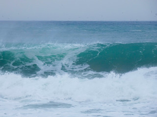 Olas llegando con fuerza a la costa, debido a una tormenta.