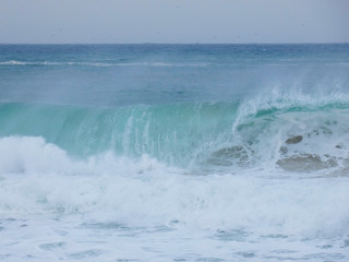 Fototapeta premium Olas llegando con fuerza a la costa, debido a una tormenta.