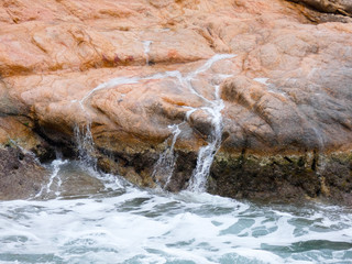 Olas estrellando sus olas contra la roca.