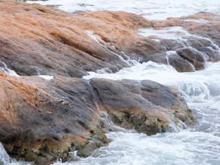Olas estrellando sus olas contra la roca.