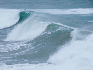 Olas rompiendo en la costa