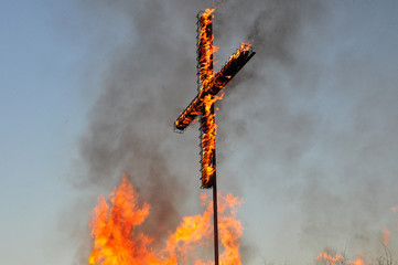 Osterfeuer, ein brennendes Kreuz zur Osterfeier