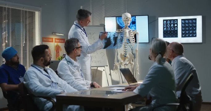 Doctor explaining diagnosis to his colleagues
