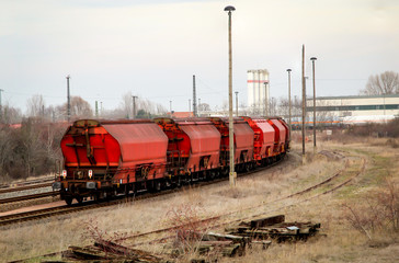 Fototapeta na wymiar Güterwagons warten auf den Abtransport
