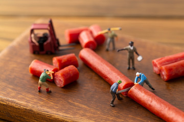 ミニチュアストーリー サラミを伐採する労働者たち。